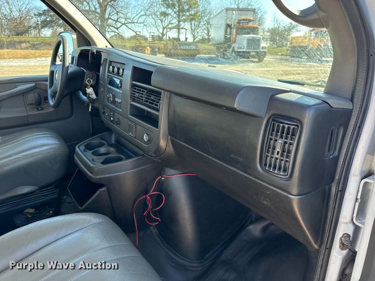 image for item DW6702 2015 Chevrolet Express 3500 van