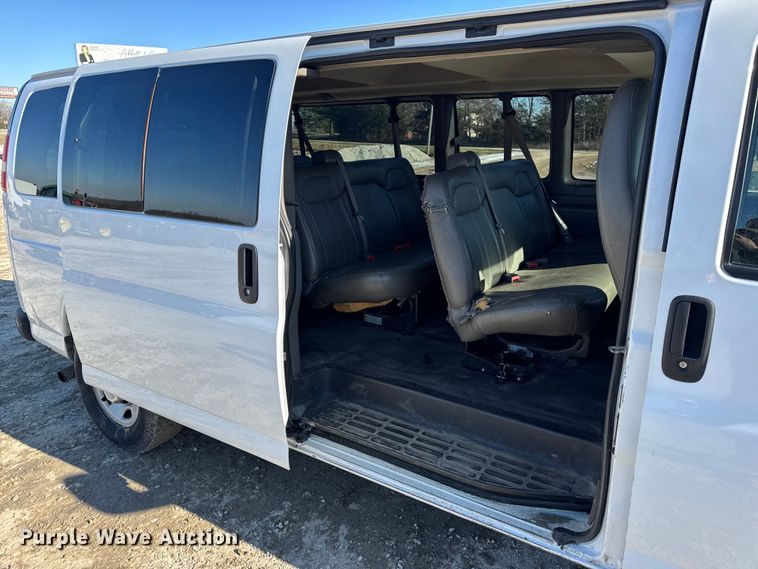image for item DW6702 2015 Chevrolet Express 3500 van