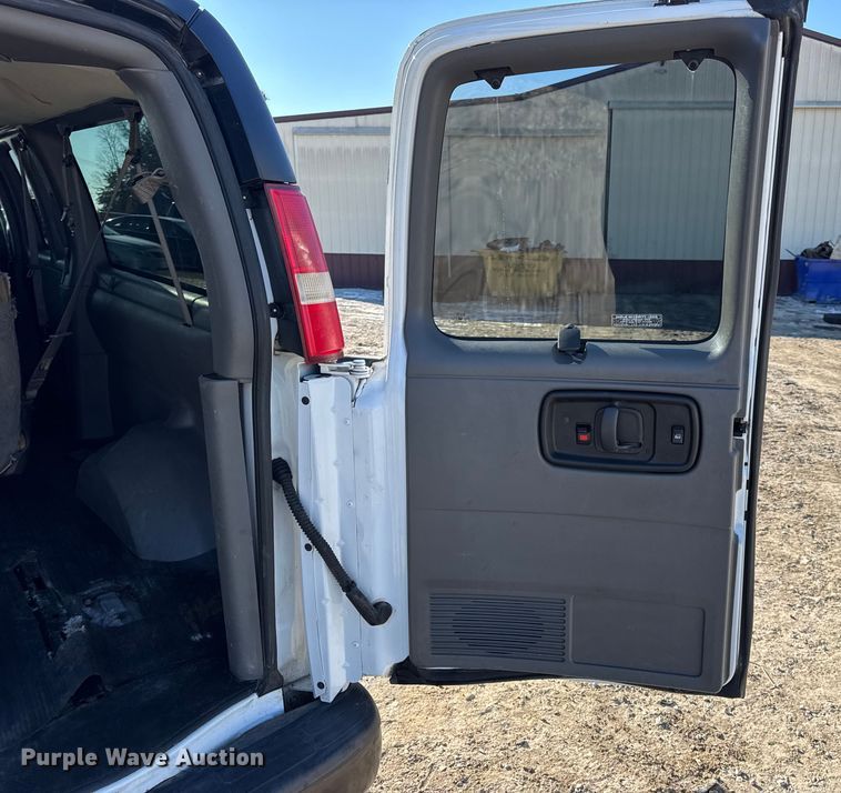 image for item DW6702 2015 Chevrolet Express 3500 van