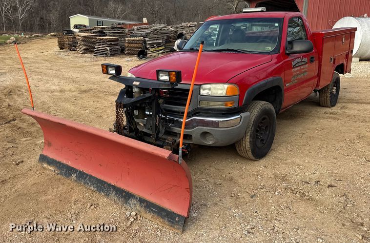 image for item DW6724 2005 GMC Sierra 2500HD utility bed pickup truck