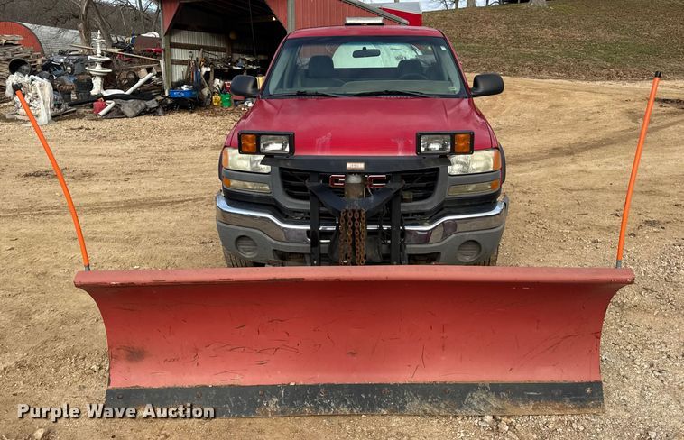 image for item DW6724 2005 GMC Sierra 2500HD utility bed pickup truck