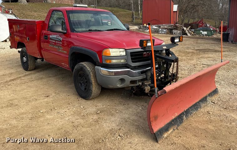 image for item DW6724 2005 GMC Sierra 2500HD utility bed pickup truck