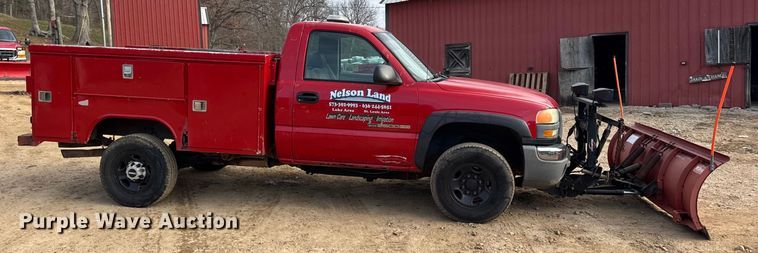 image for item DW6724 2005 GMC Sierra 2500HD utility bed pickup truck