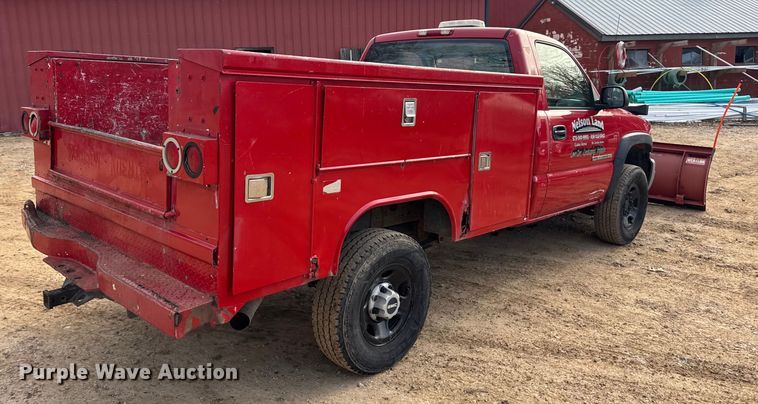 image for item DW6724 2005 GMC Sierra 2500HD utility bed pickup truck