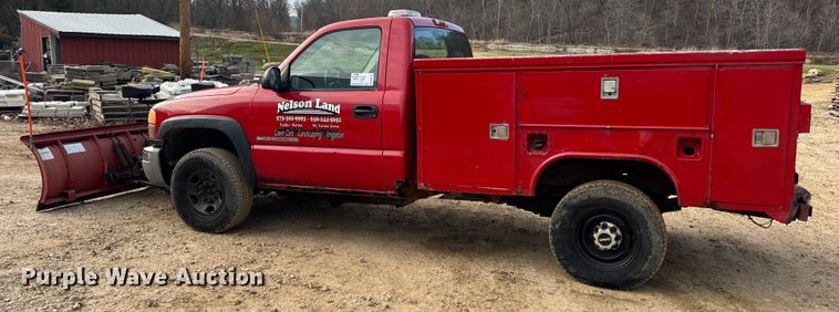 image for item DW6724 2005 GMC Sierra 2500HD utility bed pickup truck