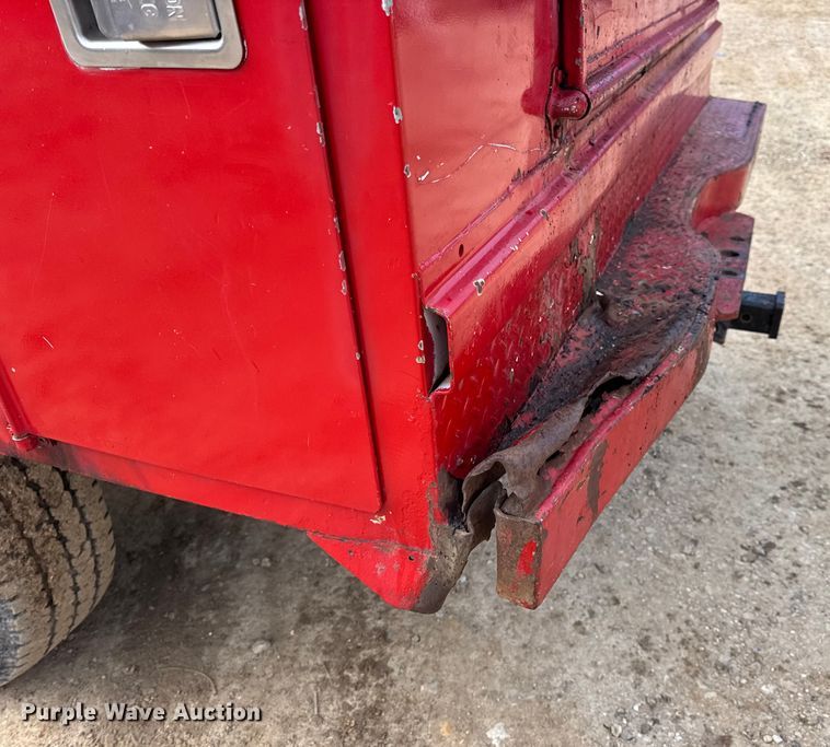 image for item DW6724 2005 GMC Sierra 2500HD utility bed pickup truck