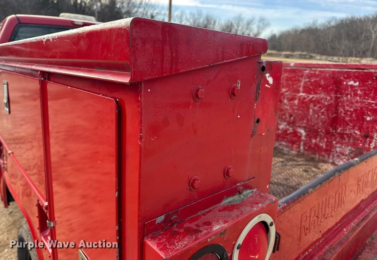 image for item DW6724 2005 GMC Sierra 2500HD utility bed pickup truck