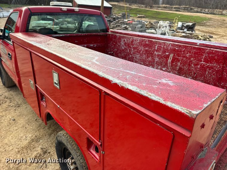 image for item DW6724 2005 GMC Sierra 2500HD utility bed pickup truck