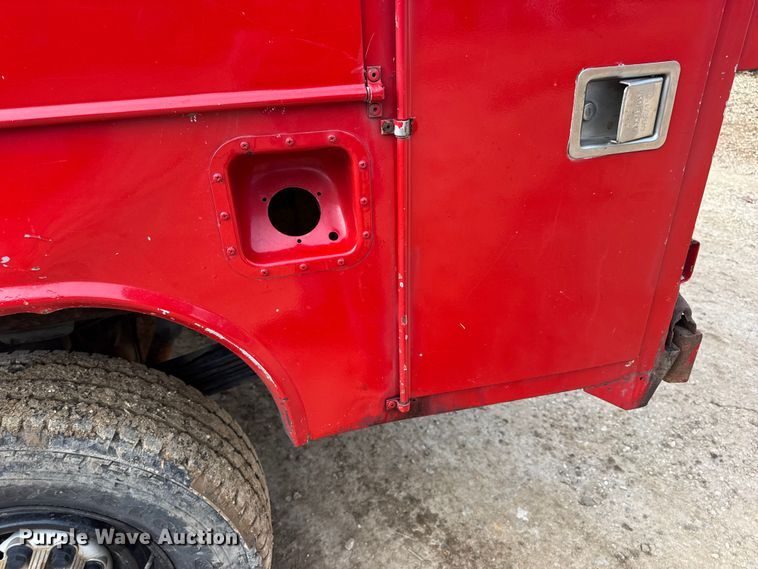 image for item DW6724 2005 GMC Sierra 2500HD utility bed pickup truck