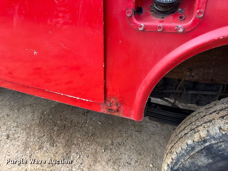 image for item DW6724 2005 GMC Sierra 2500HD utility bed pickup truck