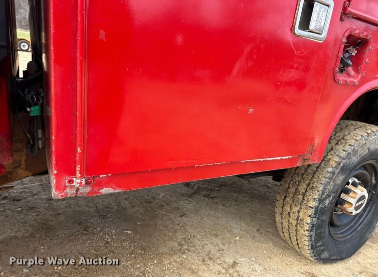 image for item DW6724 2005 GMC Sierra 2500HD utility bed pickup truck