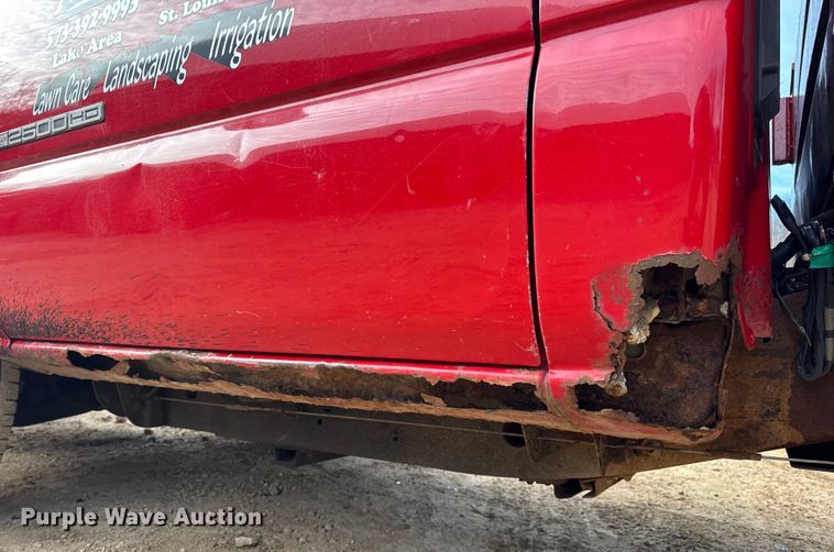 image for item DW6724 2005 GMC Sierra 2500HD utility bed pickup truck