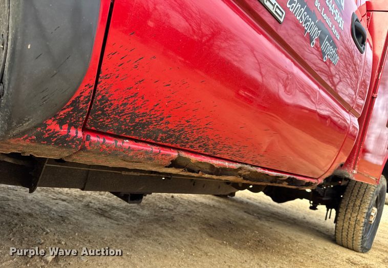 image for item DW6724 2005 GMC Sierra 2500HD utility bed pickup truck