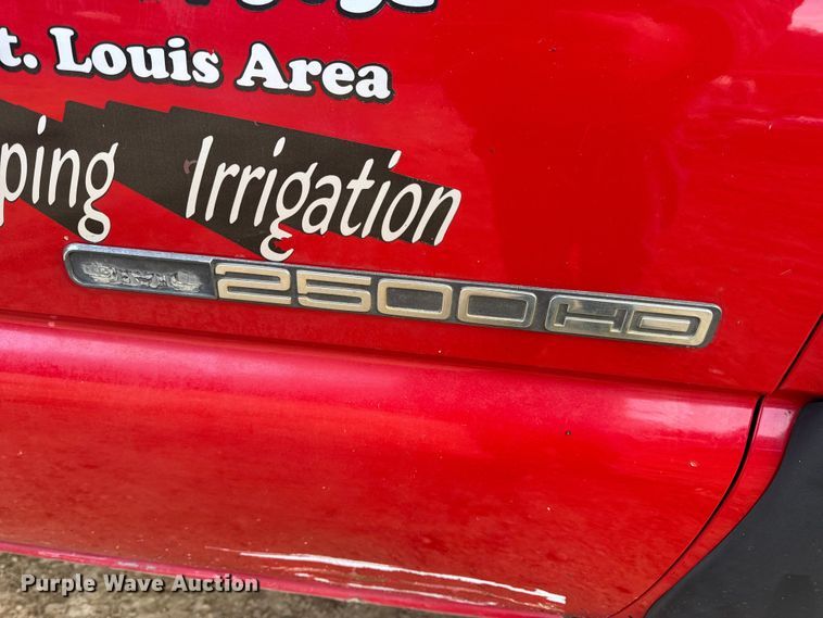 image for item DW6724 2005 GMC Sierra 2500HD utility bed pickup truck