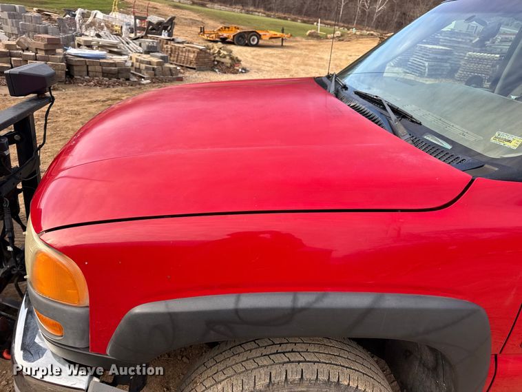 image for item DW6724 2005 GMC Sierra 2500HD utility bed pickup truck