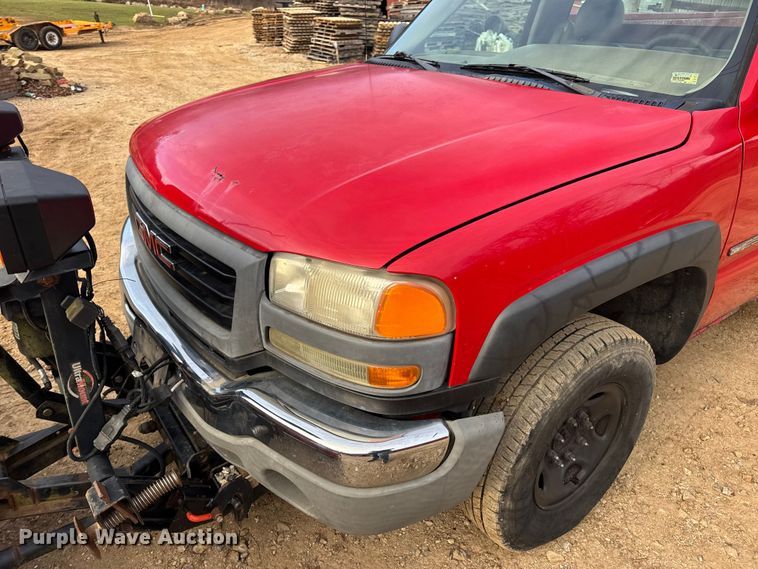 image for item DW6724 2005 GMC Sierra 2500HD utility bed pickup truck