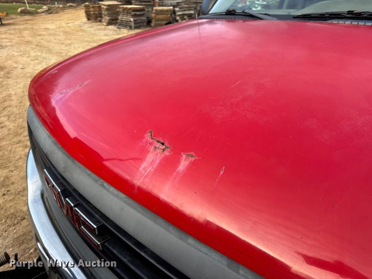 image for item DW6724 2005 GMC Sierra 2500HD utility bed pickup truck