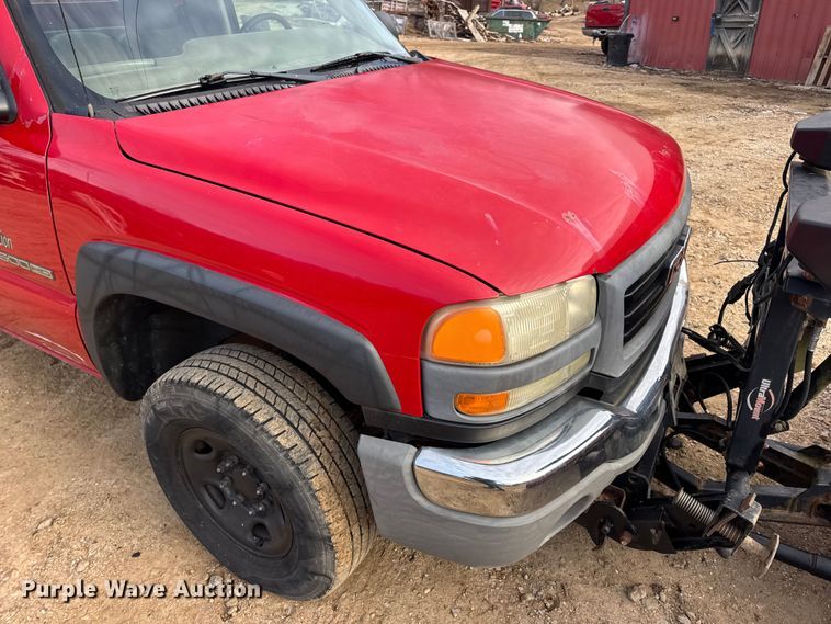 image for item DW6724 2005 GMC Sierra 2500HD utility bed pickup truck