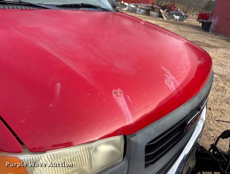 image for item DW6724 2005 GMC Sierra 2500HD utility bed pickup truck