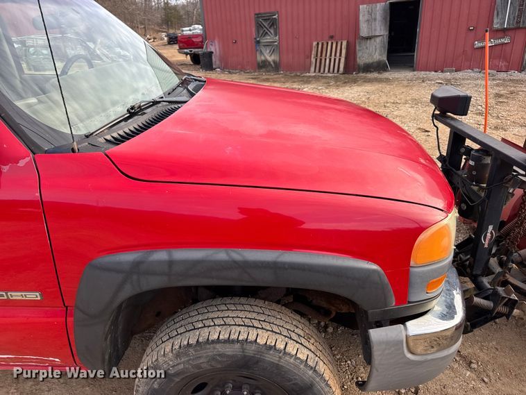 image for item DW6724 2005 GMC Sierra 2500HD utility bed pickup truck