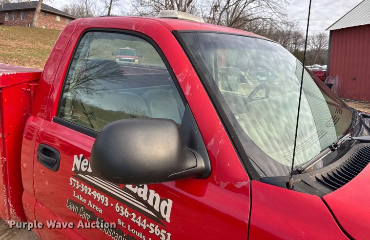 image for item DW6724 2005 GMC Sierra 2500HD utility bed pickup truck