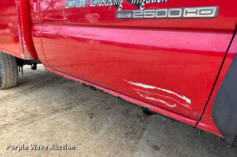 image for item DW6724 2005 GMC Sierra 2500HD utility bed pickup truck