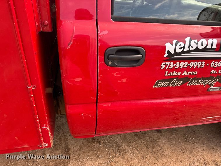 image for item DW6724 2005 GMC Sierra 2500HD utility bed pickup truck