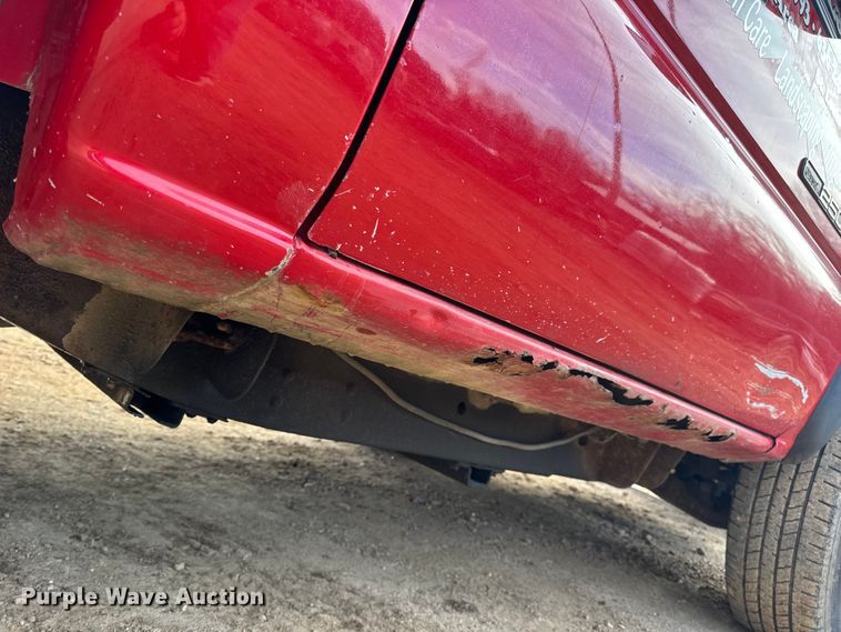 image for item DW6724 2005 GMC Sierra 2500HD utility bed pickup truck