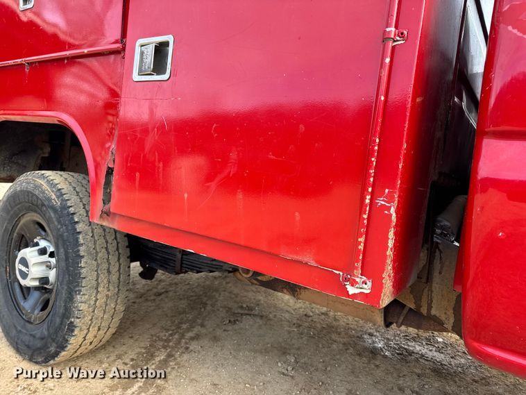 image for item DW6724 2005 GMC Sierra 2500HD utility bed pickup truck