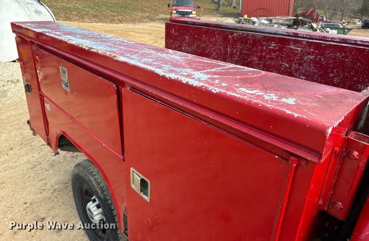 image for item DW6724 2005 GMC Sierra 2500HD utility bed pickup truck