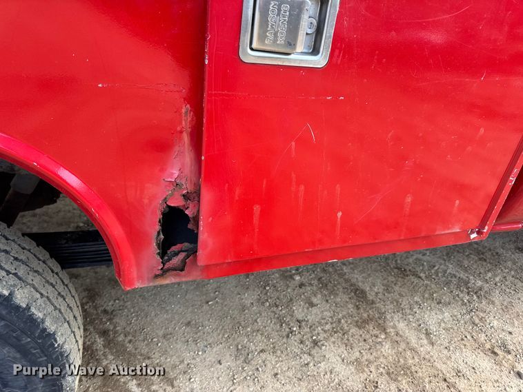 image for item DW6724 2005 GMC Sierra 2500HD utility bed pickup truck