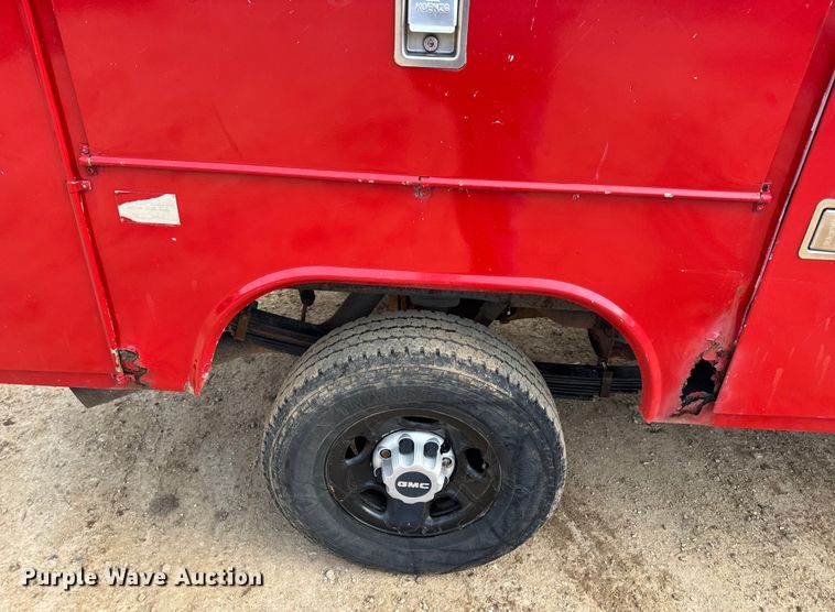 image for item DW6724 2005 GMC Sierra 2500HD utility bed pickup truck