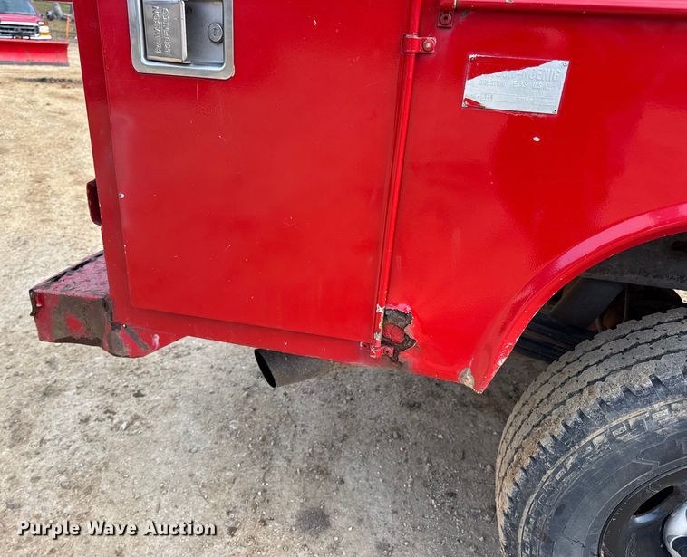 image for item DW6724 2005 GMC Sierra 2500HD utility bed pickup truck