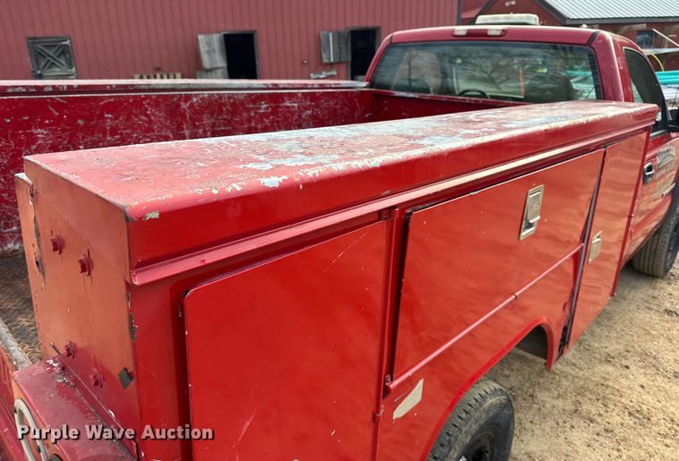 image for item DW6724 2005 GMC Sierra 2500HD utility bed pickup truck