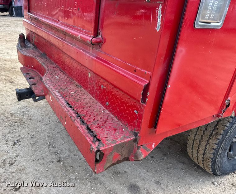 image for item DW6724 2005 GMC Sierra 2500HD utility bed pickup truck