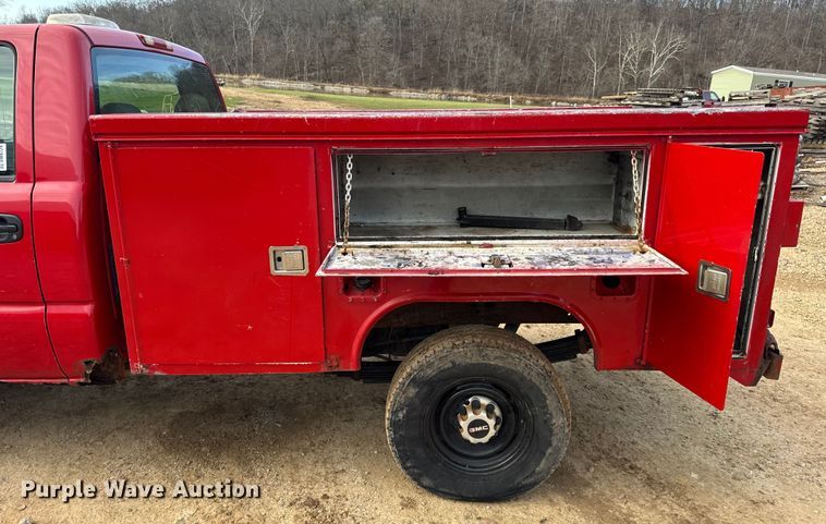 image for item DW6724 2005 GMC Sierra 2500HD utility bed pickup truck