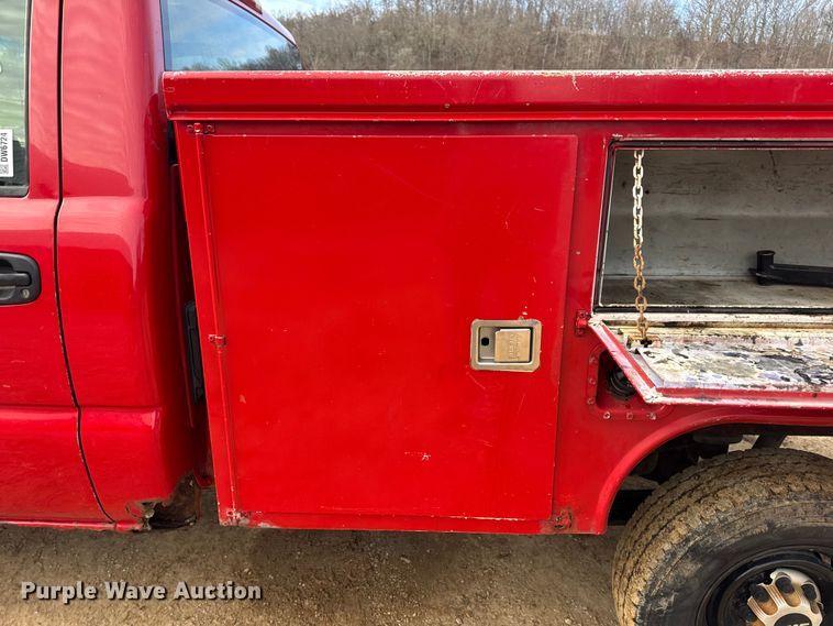 image for item DW6724 2005 GMC Sierra 2500HD utility bed pickup truck