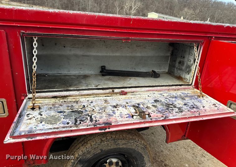 image for item DW6724 2005 GMC Sierra 2500HD utility bed pickup truck