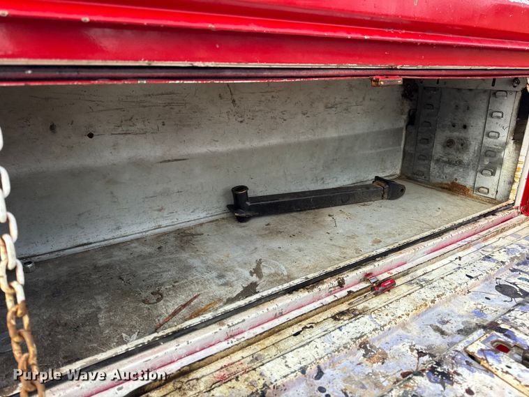 image for item DW6724 2005 GMC Sierra 2500HD utility bed pickup truck