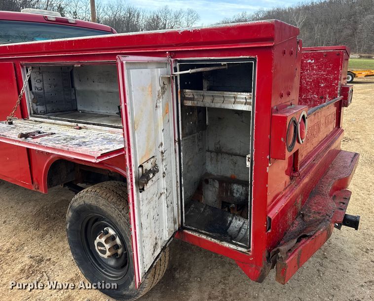 image for item DW6724 2005 GMC Sierra 2500HD utility bed pickup truck