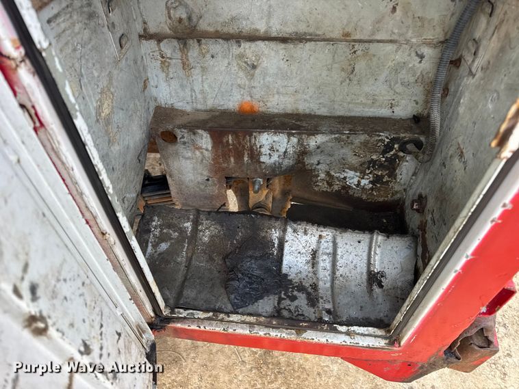 image for item DW6724 2005 GMC Sierra 2500HD utility bed pickup truck