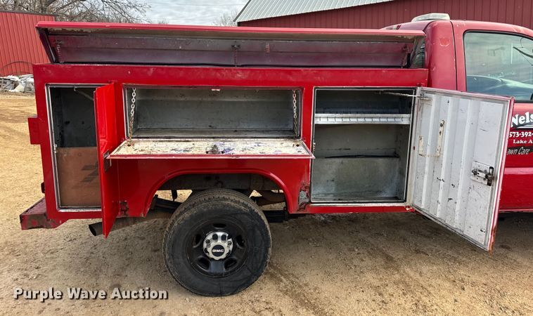 image for item DW6724 2005 GMC Sierra 2500HD utility bed pickup truck