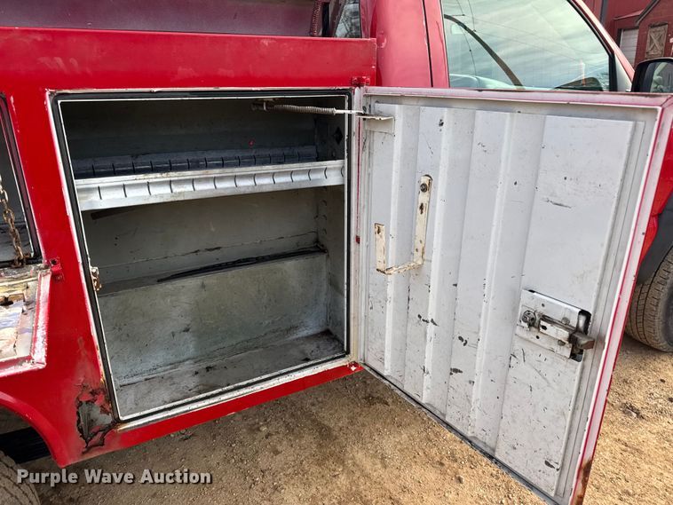 image for item DW6724 2005 GMC Sierra 2500HD utility bed pickup truck