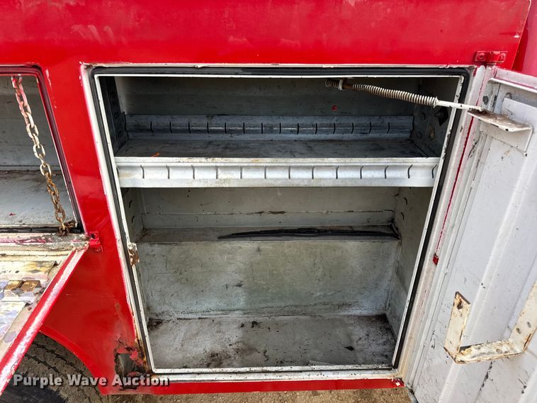 image for item DW6724 2005 GMC Sierra 2500HD utility bed pickup truck