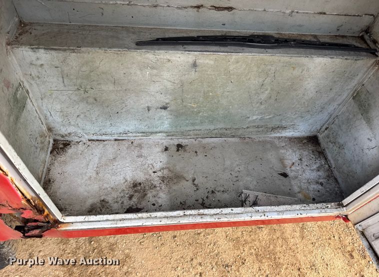 image for item DW6724 2005 GMC Sierra 2500HD utility bed pickup truck