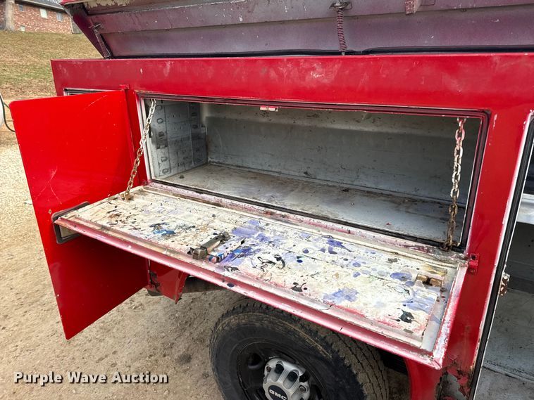 image for item DW6724 2005 GMC Sierra 2500HD utility bed pickup truck