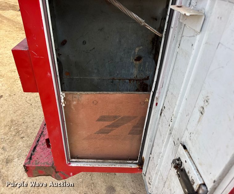 image for item DW6724 2005 GMC Sierra 2500HD utility bed pickup truck