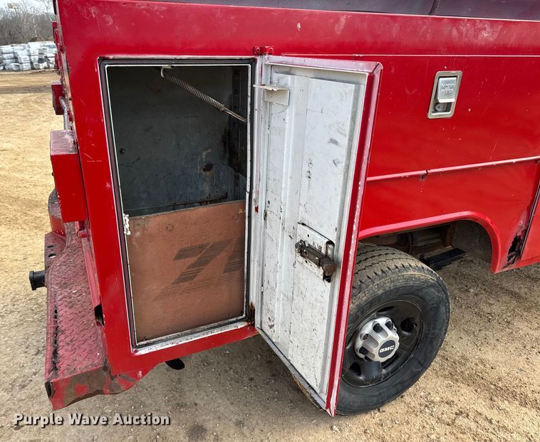 image for item DW6724 2005 GMC Sierra 2500HD utility bed pickup truck