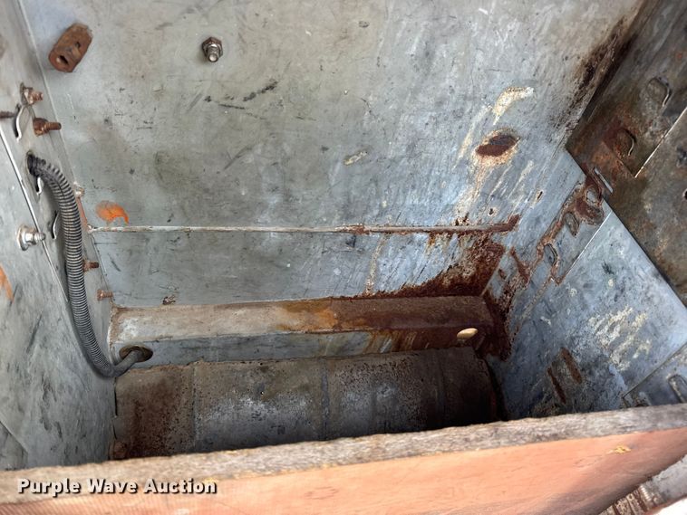 image for item DW6724 2005 GMC Sierra 2500HD utility bed pickup truck