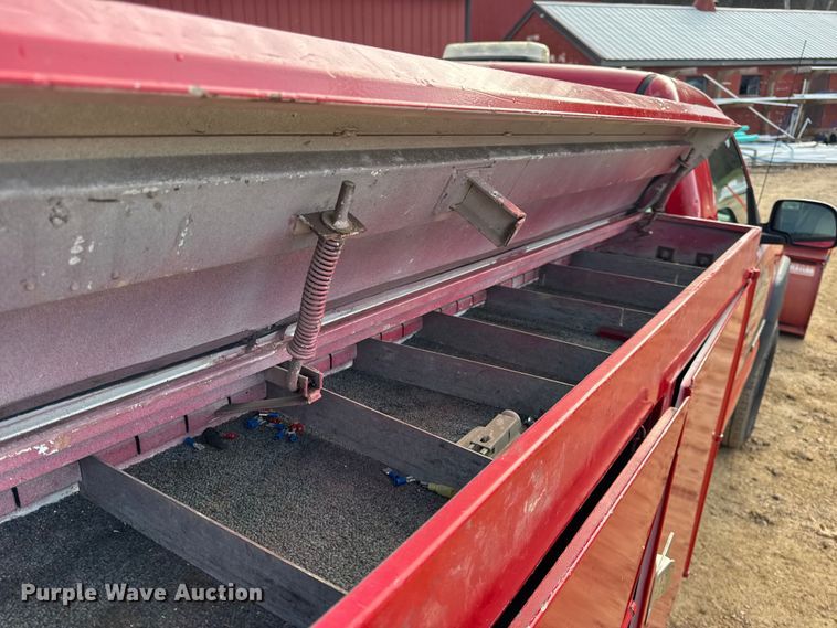 image for item DW6724 2005 GMC Sierra 2500HD utility bed pickup truck